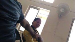 Rapat Orang Tua Murid, Goyangan Dan Rayuan Mesra