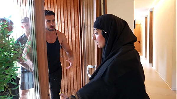 Gadis Arab Ingin Menjaga Keesaan Untuk Pernikahan, Namun Empat Pria Menggoda Hasratnya.