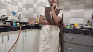 देसी कॉलेज लड़की घर आकर अपने सौतेले भाई के साथ जंगली मज़े ले रही है