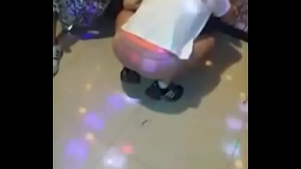 노래방에서 팬티 벗고 음란한 춤으로 유혹하는 섹시한 여친 – 딸자닷컴