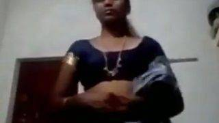 Mami Tamil Menggoda Dengan Sari Yang Melorot
