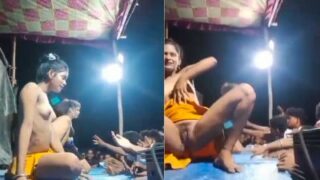 Para Penonton Desa Menikmati Tarian Panggung Para Penari Yang Bugil Dengan Gairah Panas.