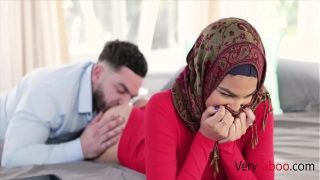 Maya Farrell: Adik Tiri Perawan Berkerudung Yang Kuperkosa