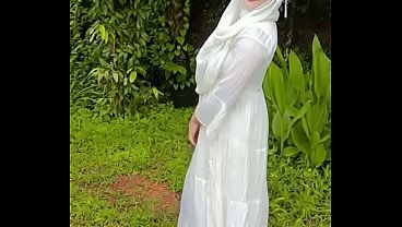 Pamer Pantat Hijabiku Di Luar Ruangan