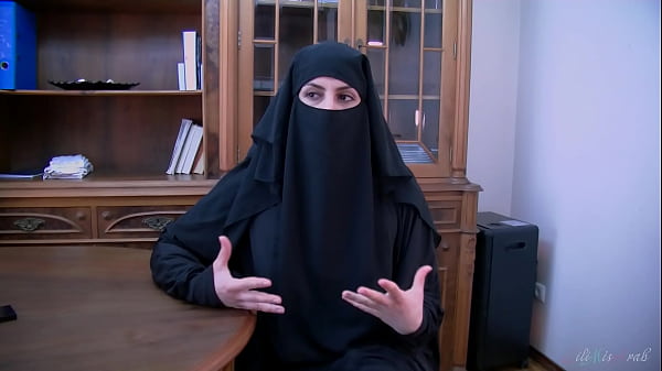 Kesepakatan Abad Ini Ditutup Dengan Ngentot Bareng Hijab Arab Nakal, Lilimissarab
