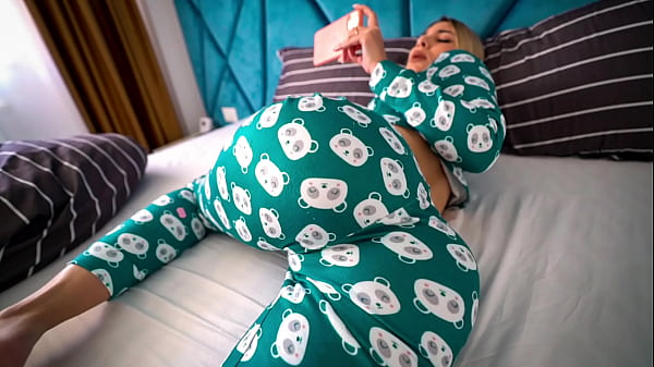 Kakak Tiri Ketahuan Nonton Film Porno, Lalu Kubantu Sampai Klimaks Dan Merengek Minta Dikasih Penuh Di Dalam.