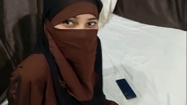 Hijab Terangkat, Si Kakak Tiri Muslim Yang Seksi Digaruk Sama Adik Tiri Di Atas Ranjang.