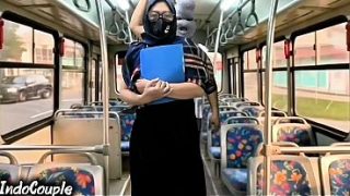 Istri Muslim Pulang Kampus Naik Bus Sendirian, Langsung Digaruk Orang Asing Di Balik Jilbabnya.