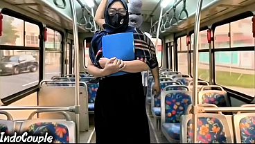 Istri Muslim Pulang Kampus Naik Bus Sendirian, Langsung Digaruk Orang Asing Di Balik Jilbabnya.
