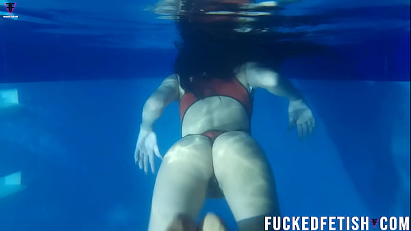 Helen Star Pake Baju Renang Seksi, Malem-malem Ngapung Di Kolam, Bikin Napas Sesak.