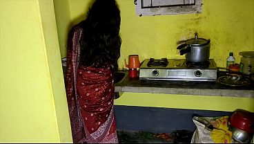 Devar Ngeliat Bhabhi Di Dapur Sendirian, Langsung Gas Pol Colmek Sampe Becek.