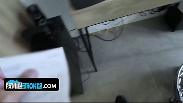 Gadis Latin Muda Menggoda Ayah Tirinya Dengan Tubuh Mulus Dan Seksi.