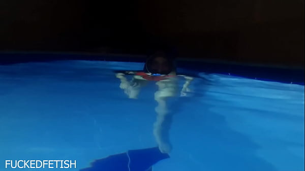 Helen Star Pakai Bikini Seksi Sambil Kebut-kebutan Di Kolam Renang Malam Hari, Masker Basah Kuyup Bikin Makin Hot.