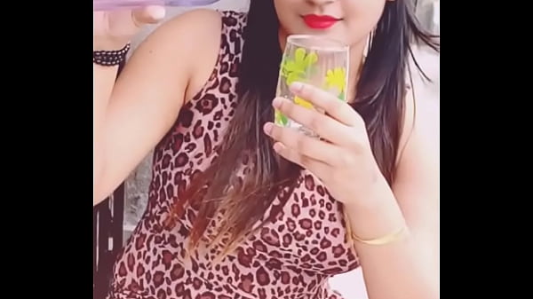 Cewek India Pose Ngebuka Kaki Lebar