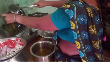 Ibu Rumah Tangga India Masak Seks Dengan Pacar Di Dapur, Bumbu Basah Dan Gerakan Panas.