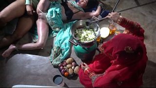 Ibu Tiri Dapur, Resep Panas Di Dapur India, Gerakan Nakal Ibu Tiri Desi Dalam Bahasa Hindi, Bikin Pengen Ngintip Terus.