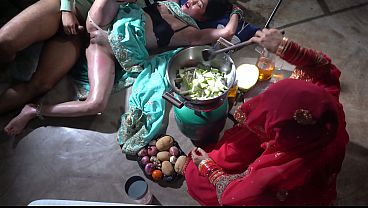 Ibu Tiri Dapur, Resep Panas Di Dapur India, Gerakan Nakal Ibu Tiri Desi Dalam Bahasa Hindi, Bikin Pengen Ngintip Terus.