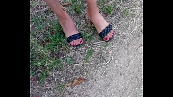 Ibu Arab Matre Dengan Jari-jari Kaki Seksi Dan Sepatu Hak Tinggi Yang Bikin Ngilu.