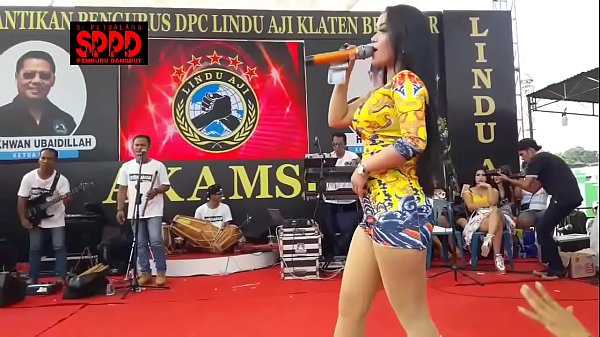 Tarian Erotis Indonesia – Sintya Riske Bergoyang Liar Di Panggung Bikin Manggung