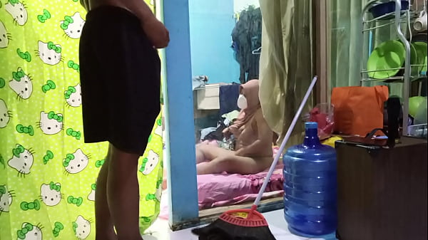 Ngentotin Istri Teman Pas Dia Lagi Sibuk Colmek Sendiri