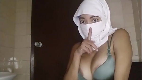 Istri Muslim Arab Asli Lagi Horny, Mainin Memek Sambil Muncrat-muncrat, Ditinggal Suami