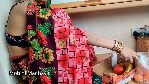 भारतीय देसी फल वाली मालकिन ने भाव तय करने के लिए ग्राहक के संग जोरदार चुदाई की हिंदी आवाज़