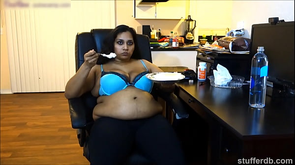 Desi Rose Ngiler Berat Liat Pie, Pengen Dimasukin Ke Mana-mana!
