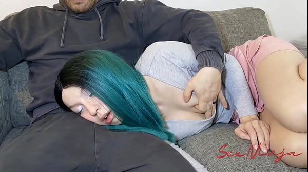 Capek Banget, Cuma Mau Rebahan Di Paha Kakak Tiri Biar Bisa Tidur Sambil Enak.