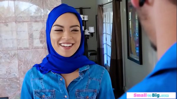 Gadis Mungil Arab Digenjot Dua Pria Besar