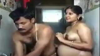 Cewek Hamil Dimandiin Telanjang Sama Suaminya Di Patna, Bikin Makin Greget.
