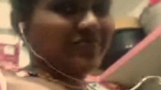 Tonton Live Chat Desi, Goyangin Boob Sambil Ngajak Crot.
