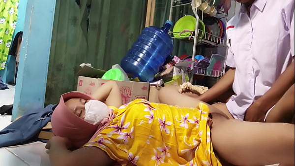 Ibu Tiri Ngajak Ngentot Pas Mau Berangkat Sekolah, Sange Berat