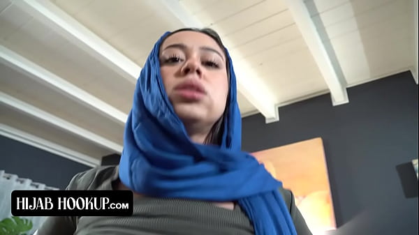 Nakal Banget, Cewek Arab Ini Hisap Kontol Kakak Tiri Biar Dia Bungkam Dari Orang Tua Tiri Yang Galak.