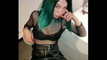 Ibu Tiri Konservatif Ngebersihin Putri Lesbiannya Pakai Kontol Pacarnya Biar Jadi Normal.