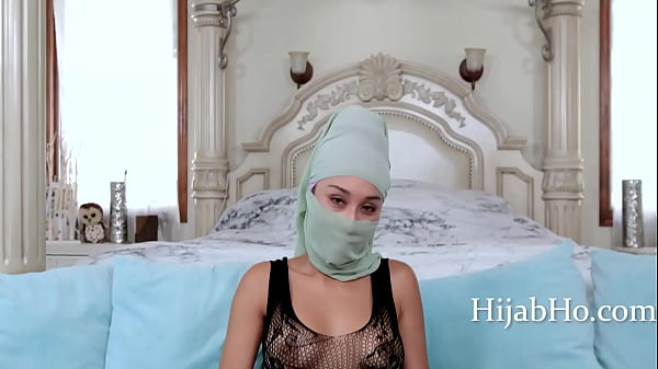 Ibu Tiri Pakai Hijab Bikin Tenang – Cali Lee