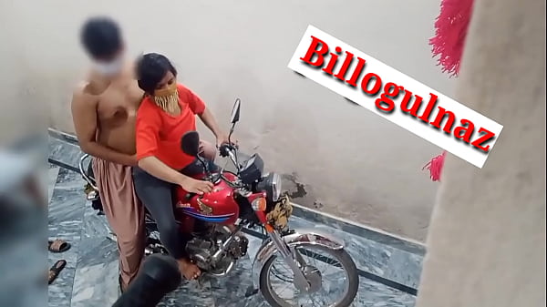Cewek Panas Digarap Temen Di Atas Motor, Suara Hindi Bikin Makin Greget