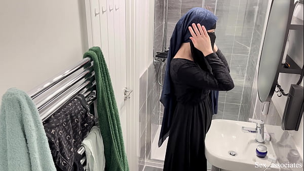 Astaga! Gak Nyangka Cewek Arab Bisa Sebinal Itu. Aku Ngintip Cewek Muslim Berhijab Lagi Colmek Di Kamar Mandi.
