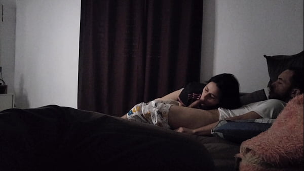 Tia Gata Sengaja Atur Posisi Biar Bisa Berbagi Sofa Sama Ponakan, Saling Merapat Penuh Hasrat.