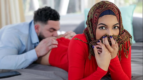 Kakak Tiri Mau Ngajarin Adik Hijabnya Trik-trik Panas Sebelum Dia Nikah – Hijab Bergoyang