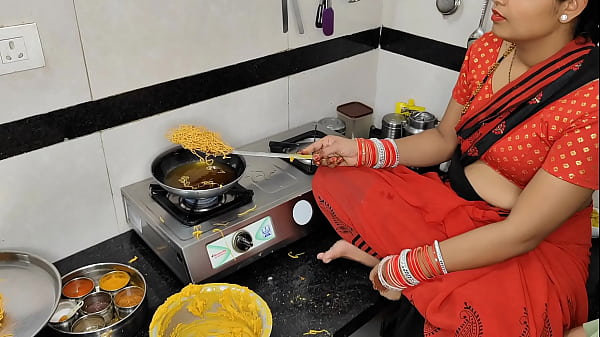 कोमल दिवाली पर नमकीन बना रही थी, तभी देवर ने भाभी को जोर से चोदने के लिए पकड़ लिया