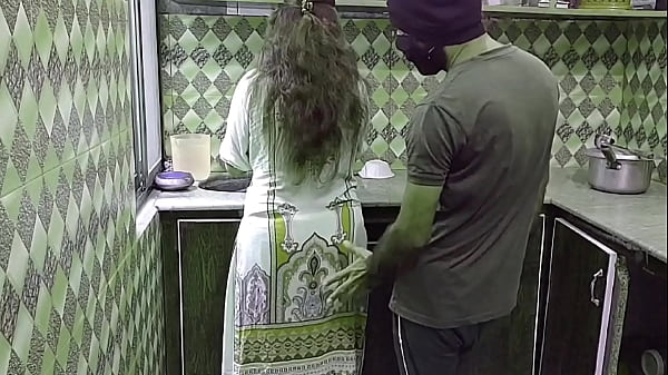 Bini Orang Lagi Sibuk Masak Di Dapur, Langsung Digocok Dari Belakang Sambil Dengerin Suara Hindi Hot.
