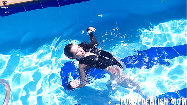 Jessica Bunny Berenang Di Kolam, Basah Kuyup Bikin Gregetan.