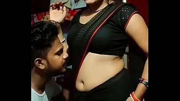 Desi Bhabhi Saree Me Navel Dikha Ke Garmi Badha Rahi Hai, Romance Bhi Karegi Kya?