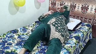 Seorang Istri India Panggil Cowok Muda, Lalu Digebukin Di Ranjang Dengan Suara Hindi Panas.