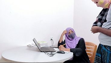 Bankir Hijab Montok Digebukin Sama Petani Desa, Crot Di Dalem, Desi Ngentot Seru
