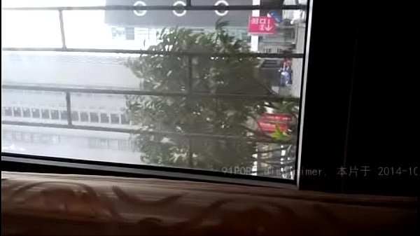 中国人浩哥干炮闺蜜，饭桌上直接开搞