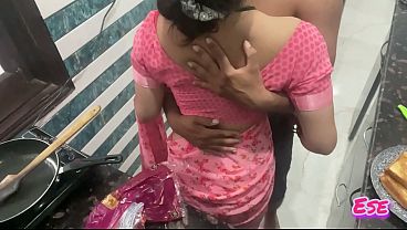 Desi Bhabhi Dapur Panas, Bikin Khana Sambil Badannya Digoyang-goyangin