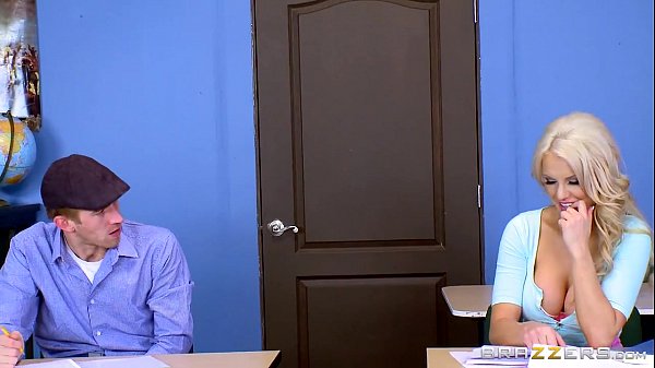 Berondong Sekolah Ngintip Tete Gede Kenzie Taylor Di Kelas.