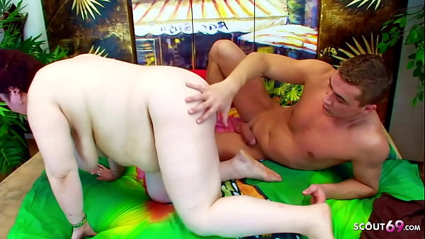 Ibu Montok Tua Digebukin Sama Anak Tiri, Ngerasain Kontol Keras Sampai Mampus.