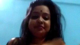 Gadis India Manis Pamer Pantatnya Sambil Jari-jari Memainkan Lubang Memek Basah